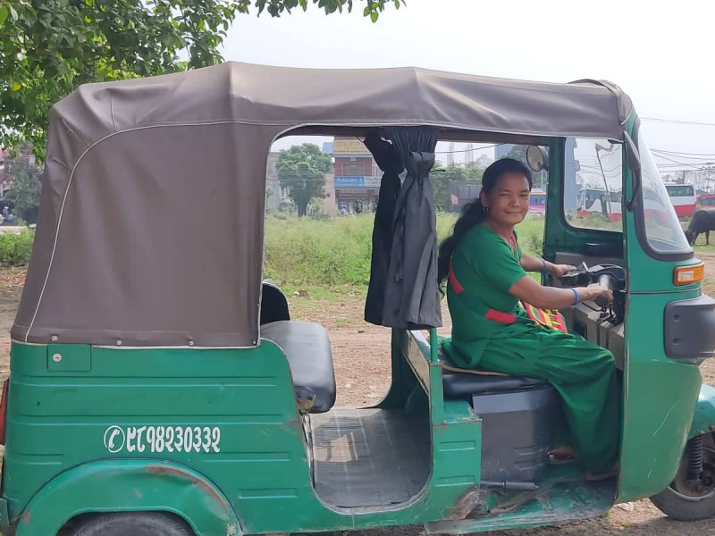 अटो हाँकेर परिवार चलाएकी मनकुमारी